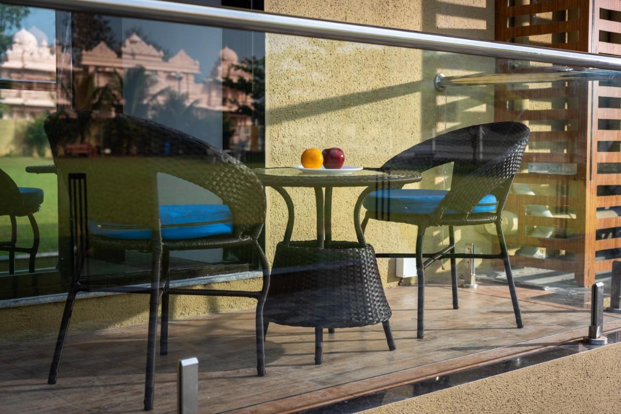 Paramount Riverfront Resort & Spa, Карджат Экстерьер фото