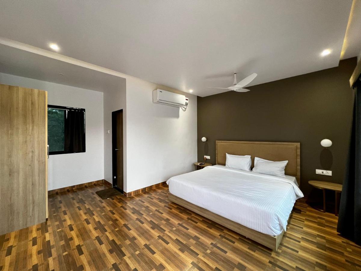 Paramount Riverfront Resort & Spa, Карджат Экстерьер фото