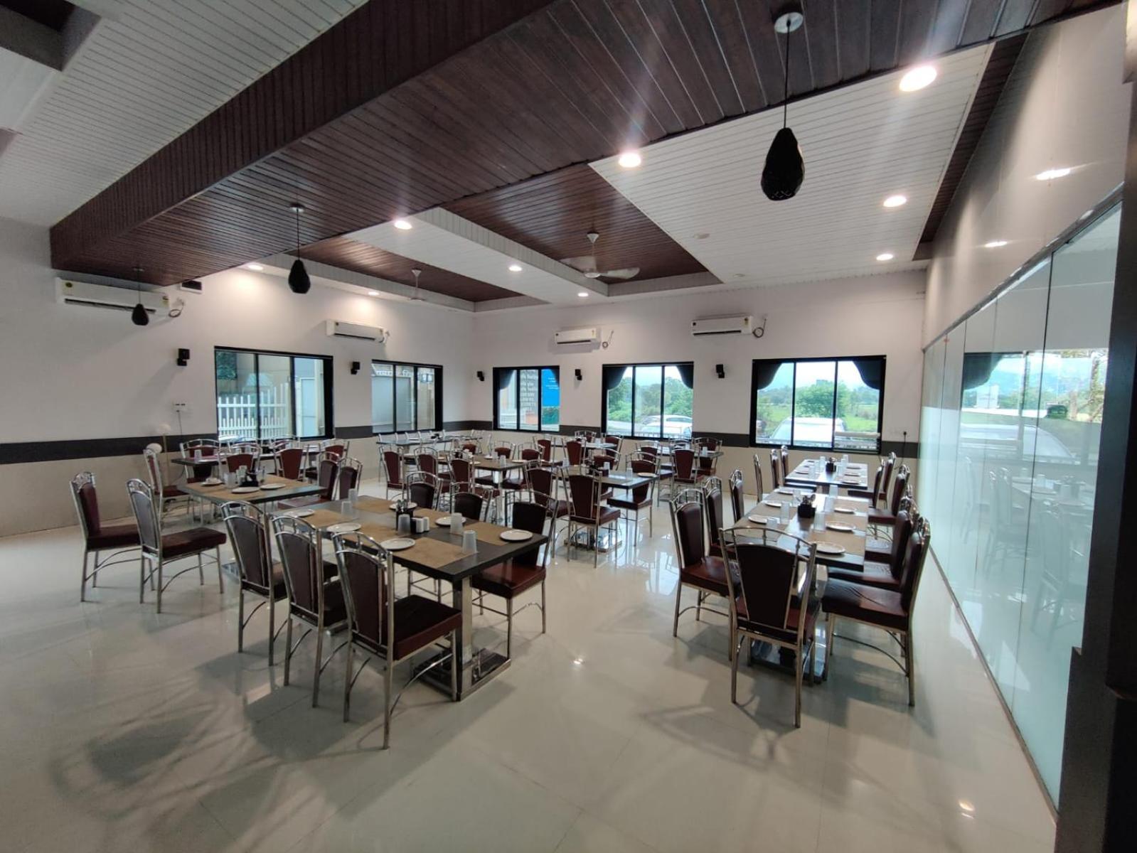 Paramount Riverfront Resort & Spa, Карджат Экстерьер фото